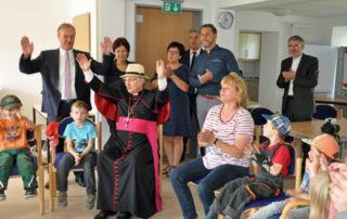Bischof Voderholzer besucht Mehrgenerationenhaus und Seniorenservicehaus in Langquaid