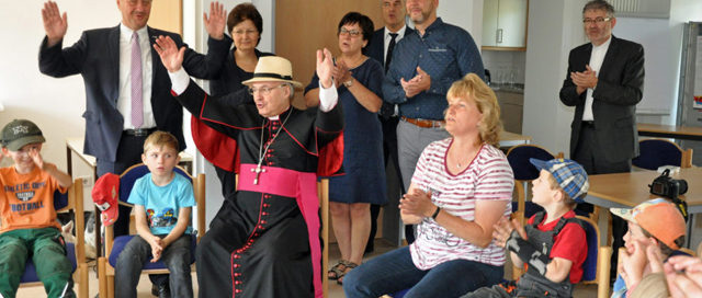 Bischof Voderholzer besucht Mehrgenerationenhaus und Seniorenservicehaus in Langquaid